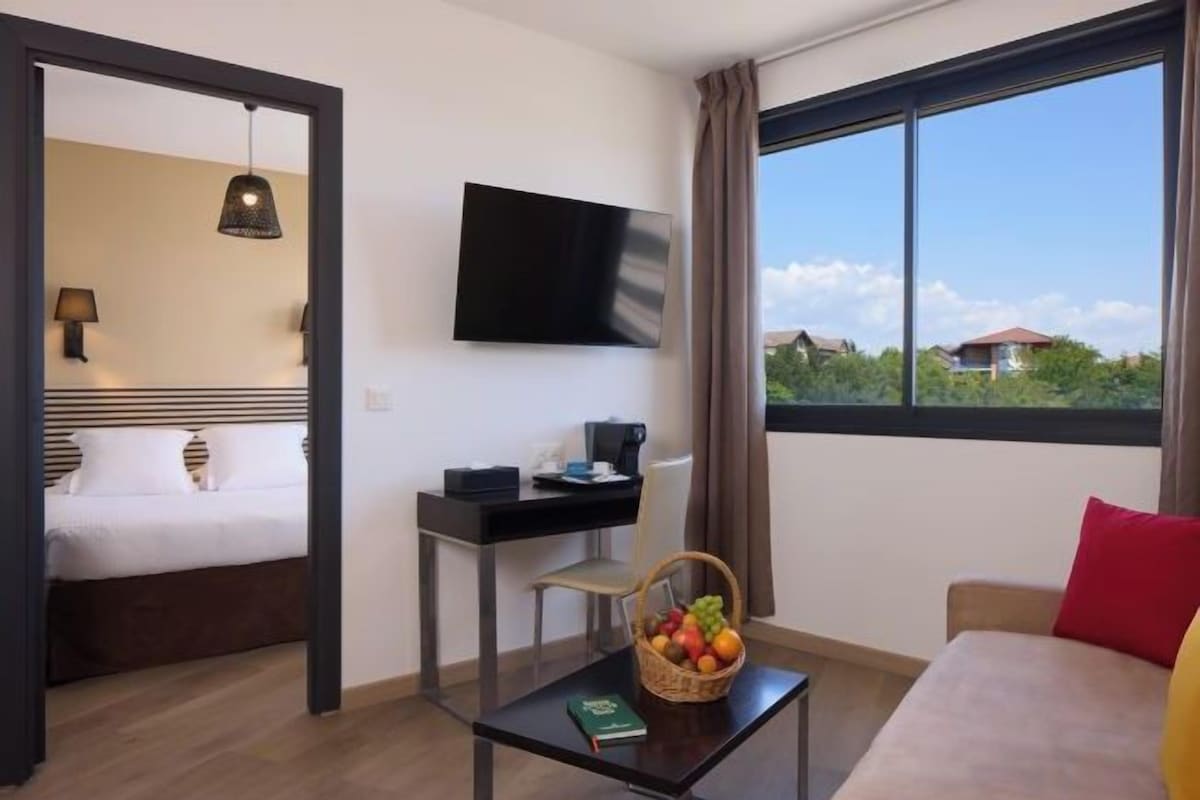 In-room safe, desk, laptop workspace, soundproofing
