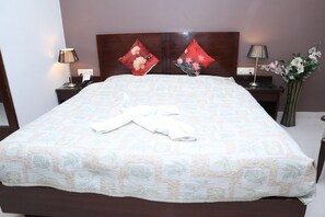 Desk, bed sheets, wheelchair access - Hotel Hari Heritage (Haridwar)