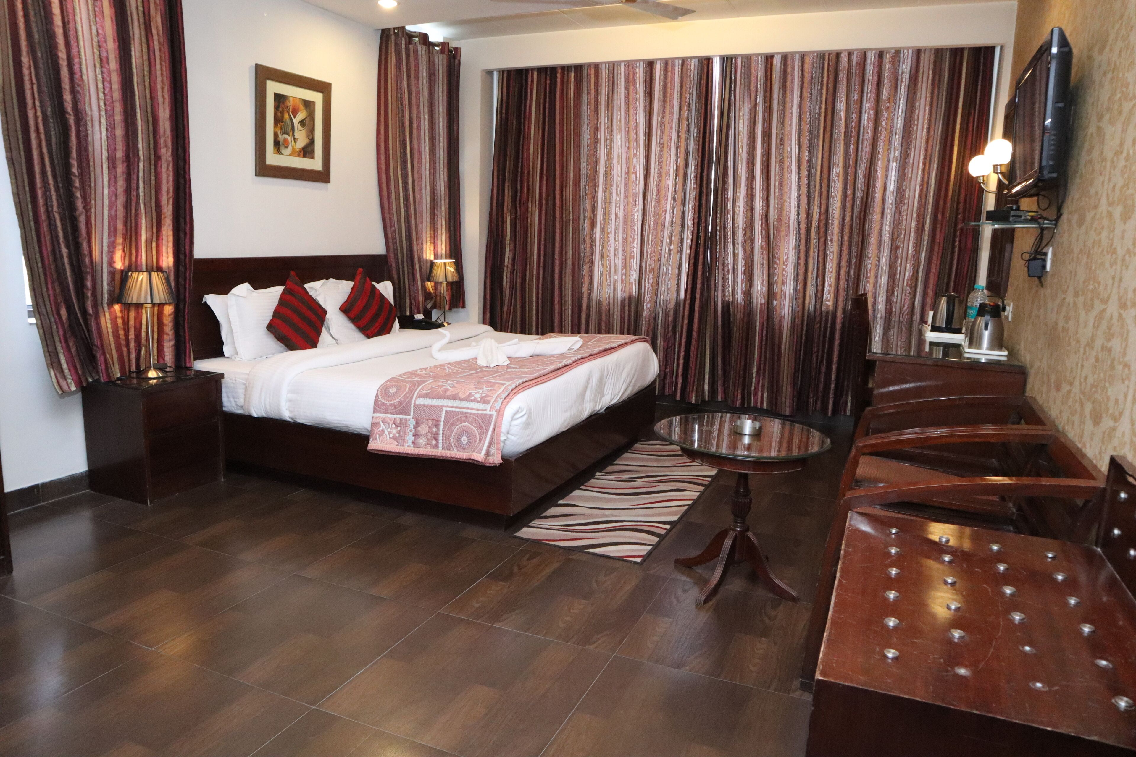 desk, bed sheets, wheelchair access