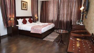 Desk, bed sheets, wheelchair access