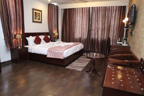 Desk, bed sheets, wheelchair access - Hotel Hari Heritage (Haridwar)
