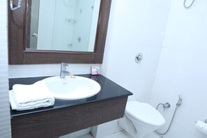 Shower, rainfall showerhead, free toiletries, bathrobes