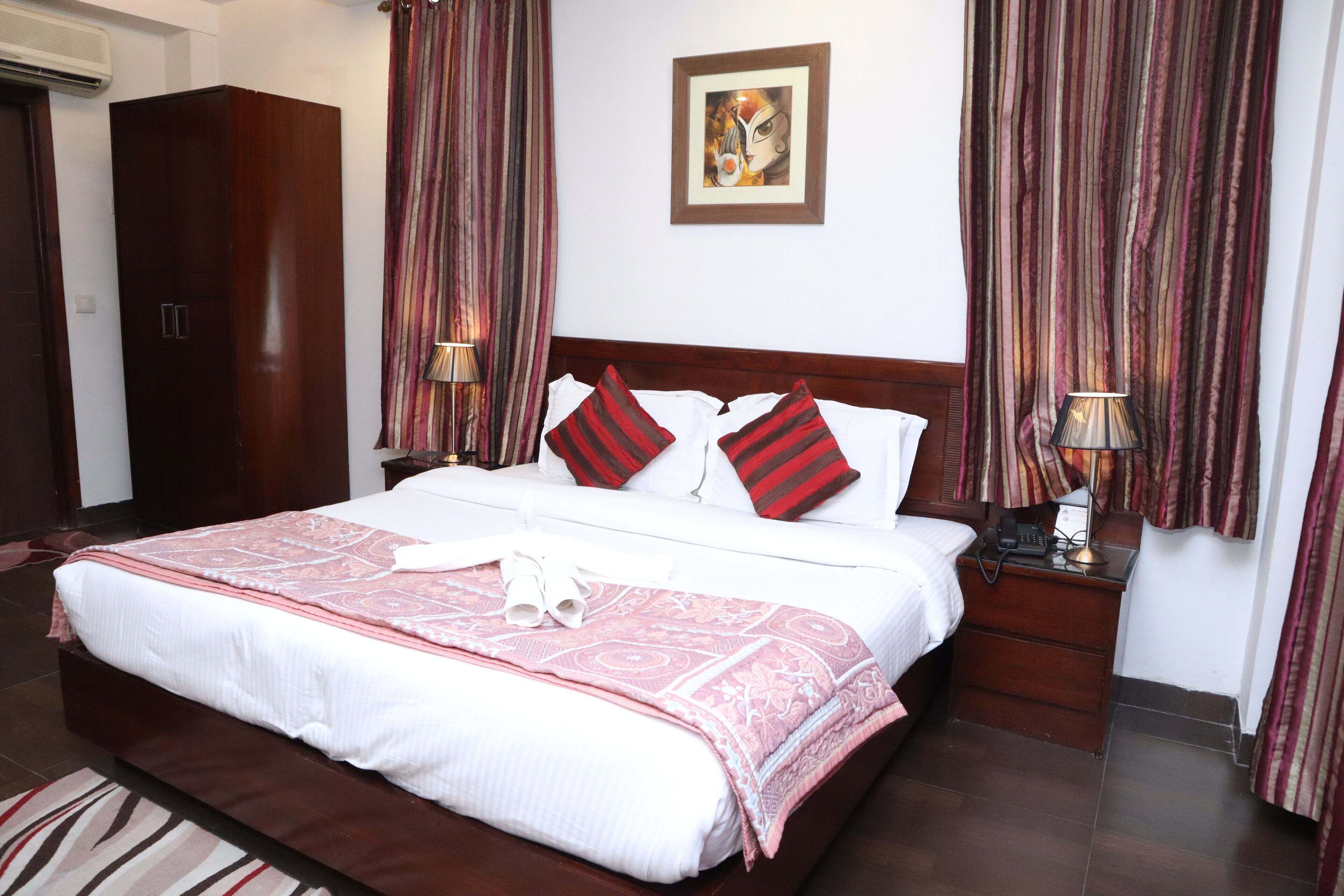 desk, bed sheets, wheelchair access