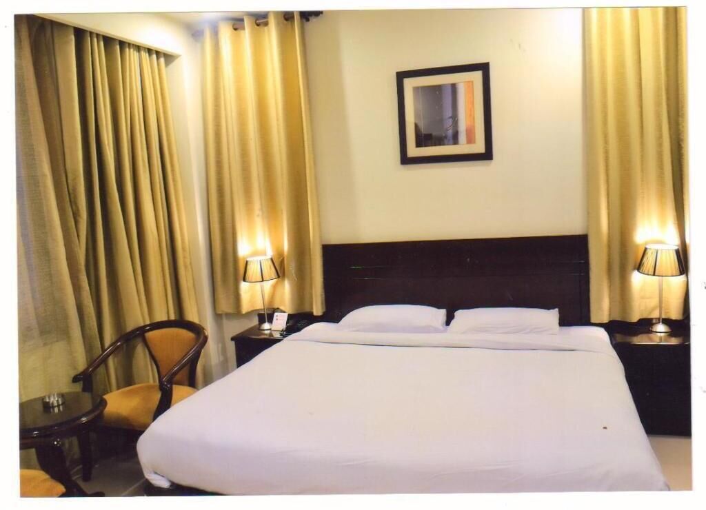 Escritorio, ropa de cama y acceso para silla de ruedas 
