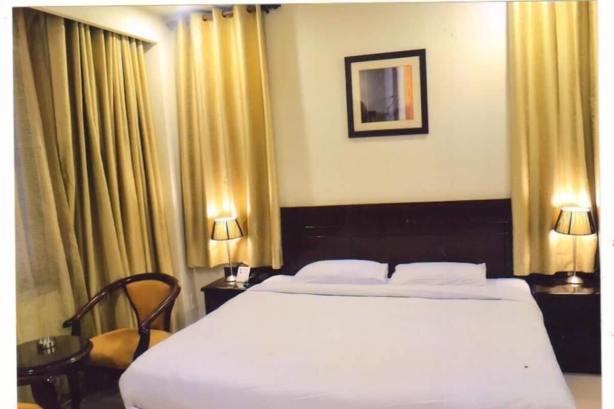 Escritorio, ropa de cama y acceso para silla de ruedas