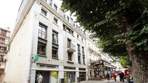 Un edificio de varios pisos con una entrada en la planta baja que dice 'BNP PARIBAS'.