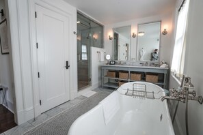 Chambre (King Deluxe with Terrace) | 1 chambre, literie de qualité, coffre-fort, fer et planche à repasser