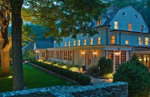 Front of property - evening/night - Bedford Post Inn (Bedford)