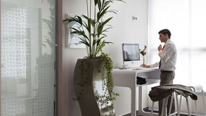 A modern office with a desk, computer, and a potted plant. - Novotel Suites Malaga Centro (Málaga)