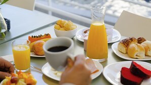 A breakfast table with various food items and drinks. - Novotel Suites Malaga Centro (Málaga)