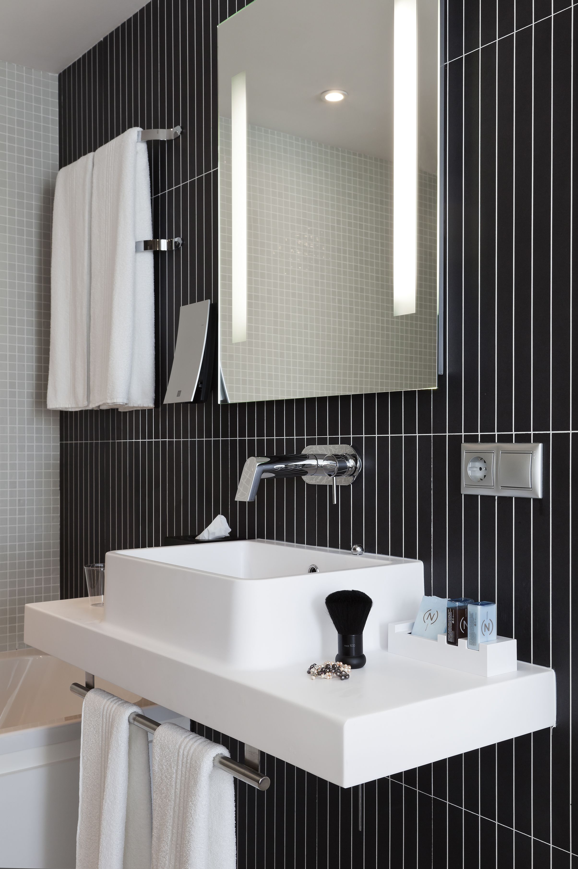 combined shower/bathtub, eco-friendly toiletries, hair dryer, towels