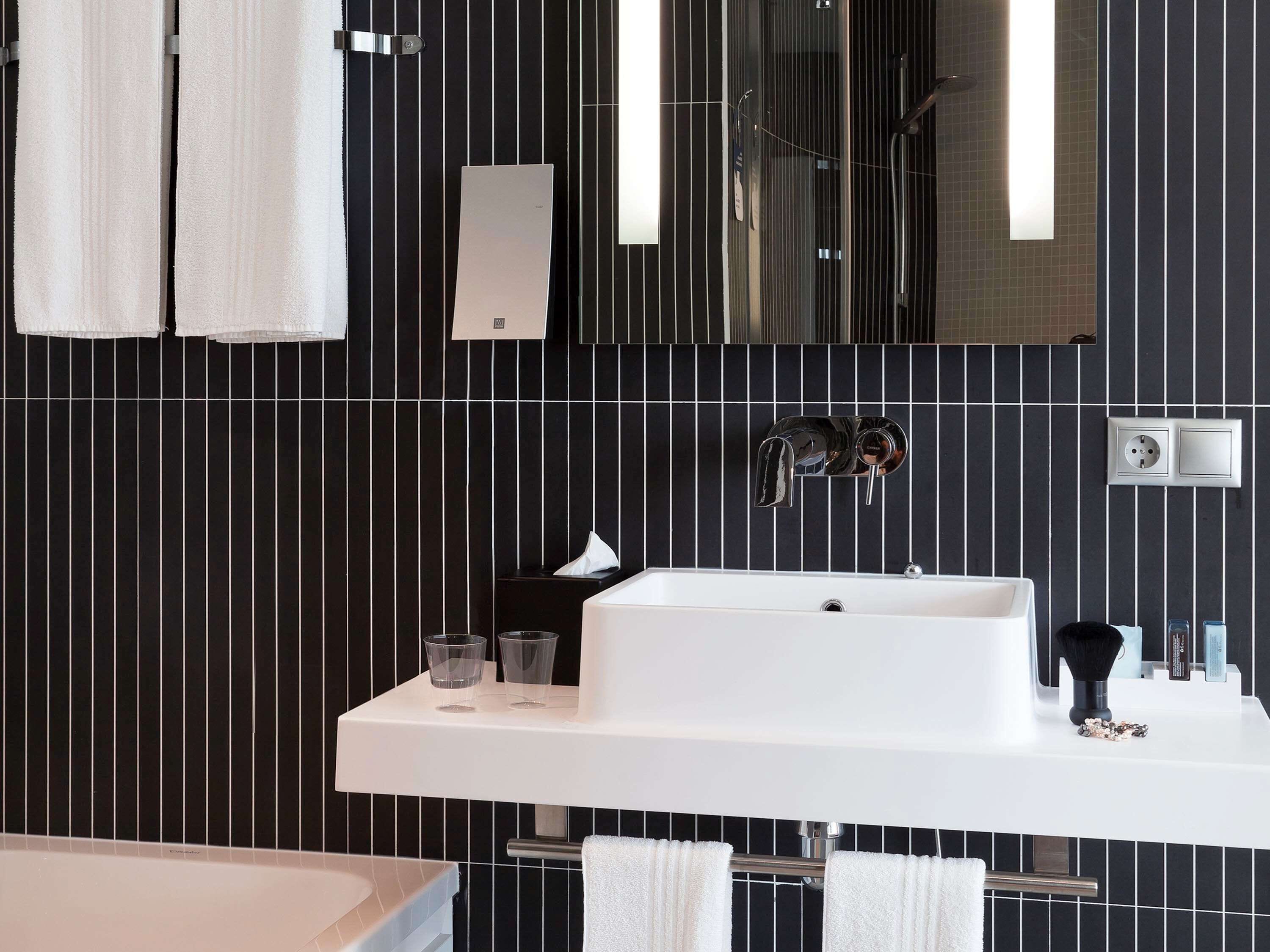 combined shower/bathtub, eco-friendly toiletries, hair dryer, towels