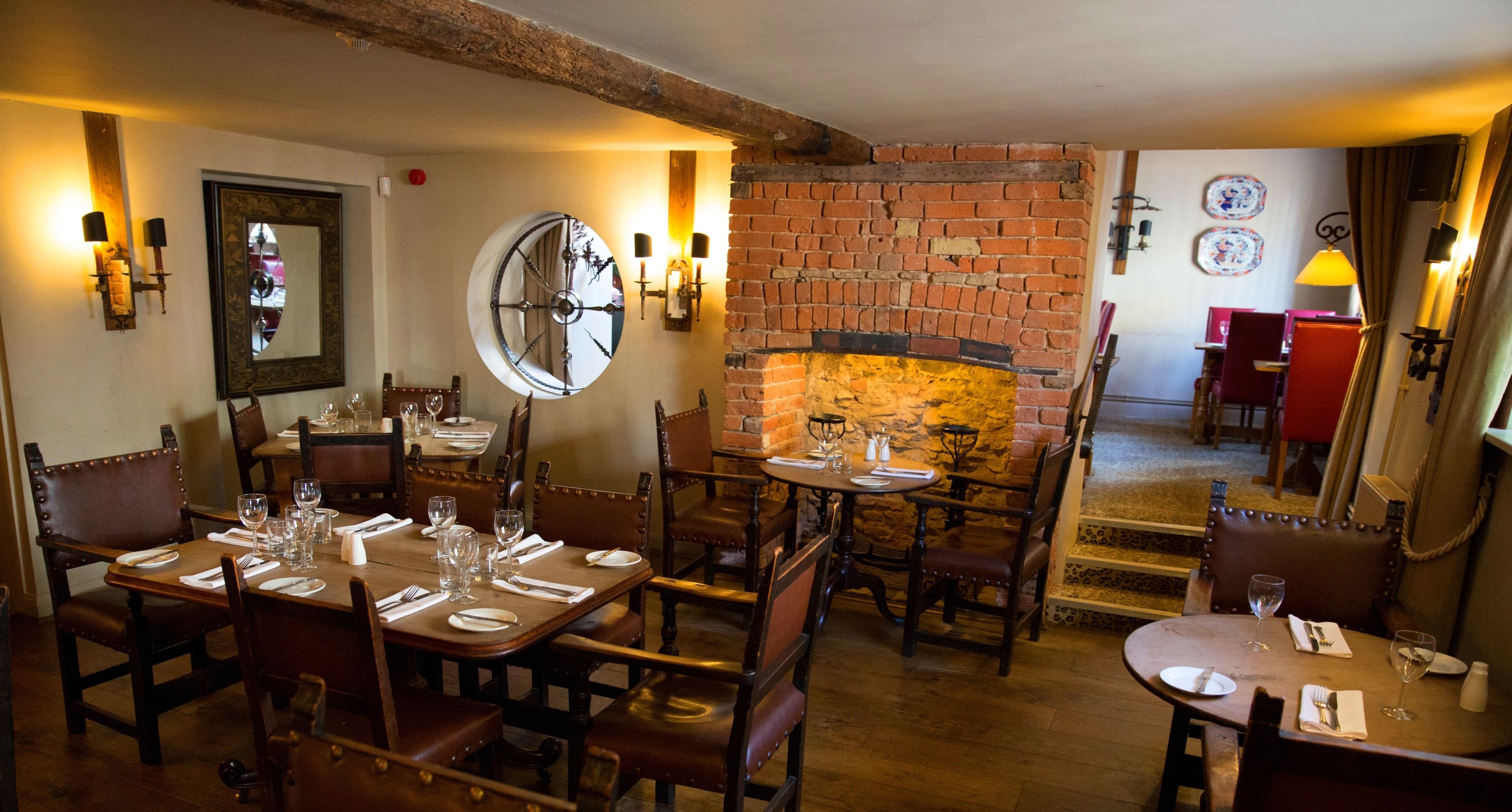 Aamiainen ja lounas; brittiläinen keittiö, näkymät puutarhaan 