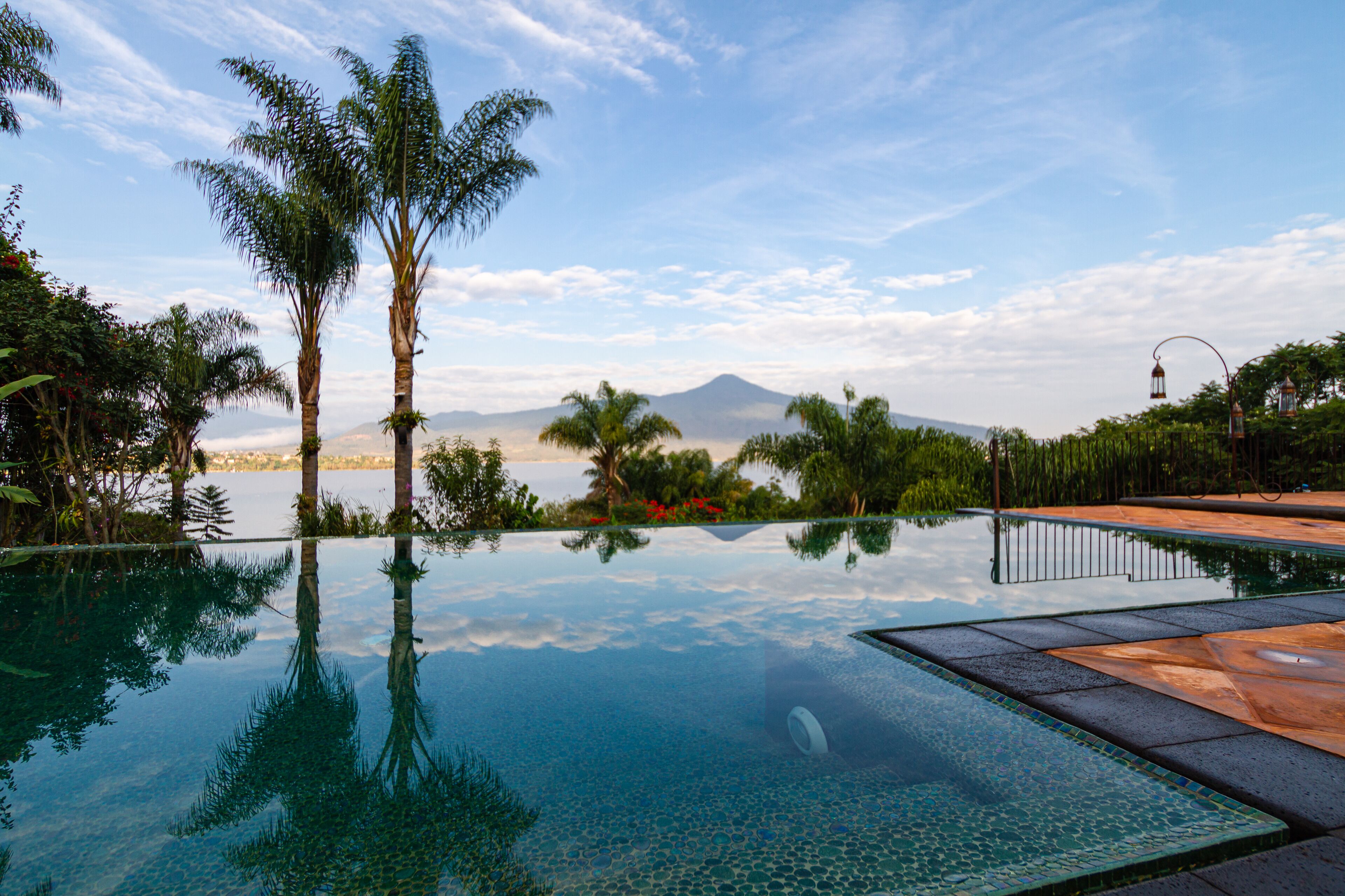 Alberca al aire libre, sombrillas en la alberca y camastros 