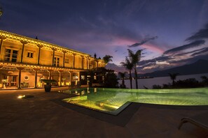 Outdoor pool, pool umbrellas, sun loungers - Hacienda Ucazanaztacua (Tzintzuntzan)