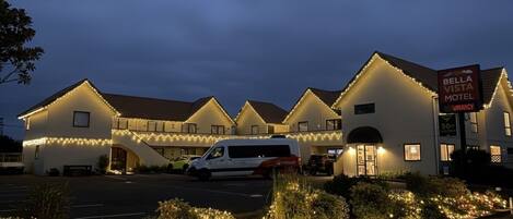 Fachada de la propiedad por la tarde o noche