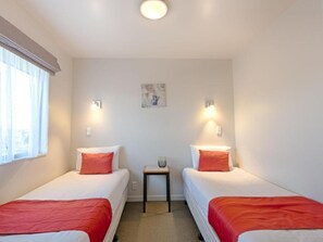 Perhehuoneisto, 1 makuuhuone | Työpöytä, kannettavalle tietokoneelle sopiva työtila, pimennysverhot