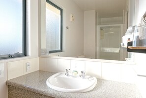 Desk, laptop workspace, blackout drapes, iron/ironing board - Bella Vista Motel Westport (Westport)