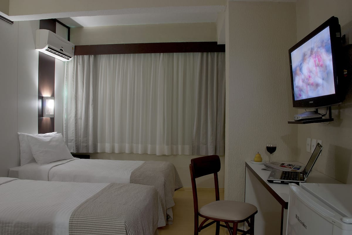 Camera Superior, idromassaggio (Premium) | Minibar, una cassaforte in camera, una scrivania, tende oscuranti
