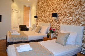 Habitación triple estándar | Tabla de planchar con plancha, wifi gratis y ropa de cama