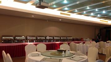 Breakfast, lunch and dinner served