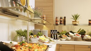 Ein Buffet mit verschiedenen Speisen und Beilagen.
