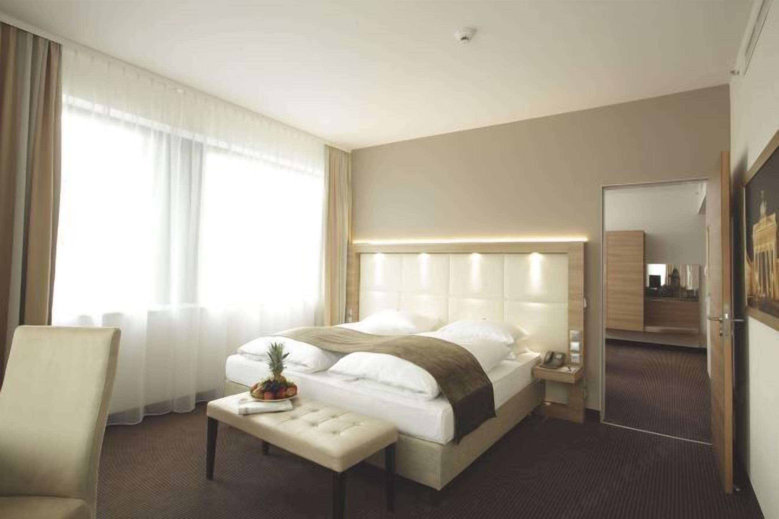 防敏寢具、房內夾萬、書桌、遮光窗簾/窗簾