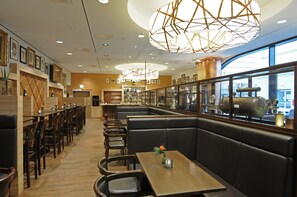 Bar (on property) - H4 Hotel Berlin Alexanderplatz (Berlin)