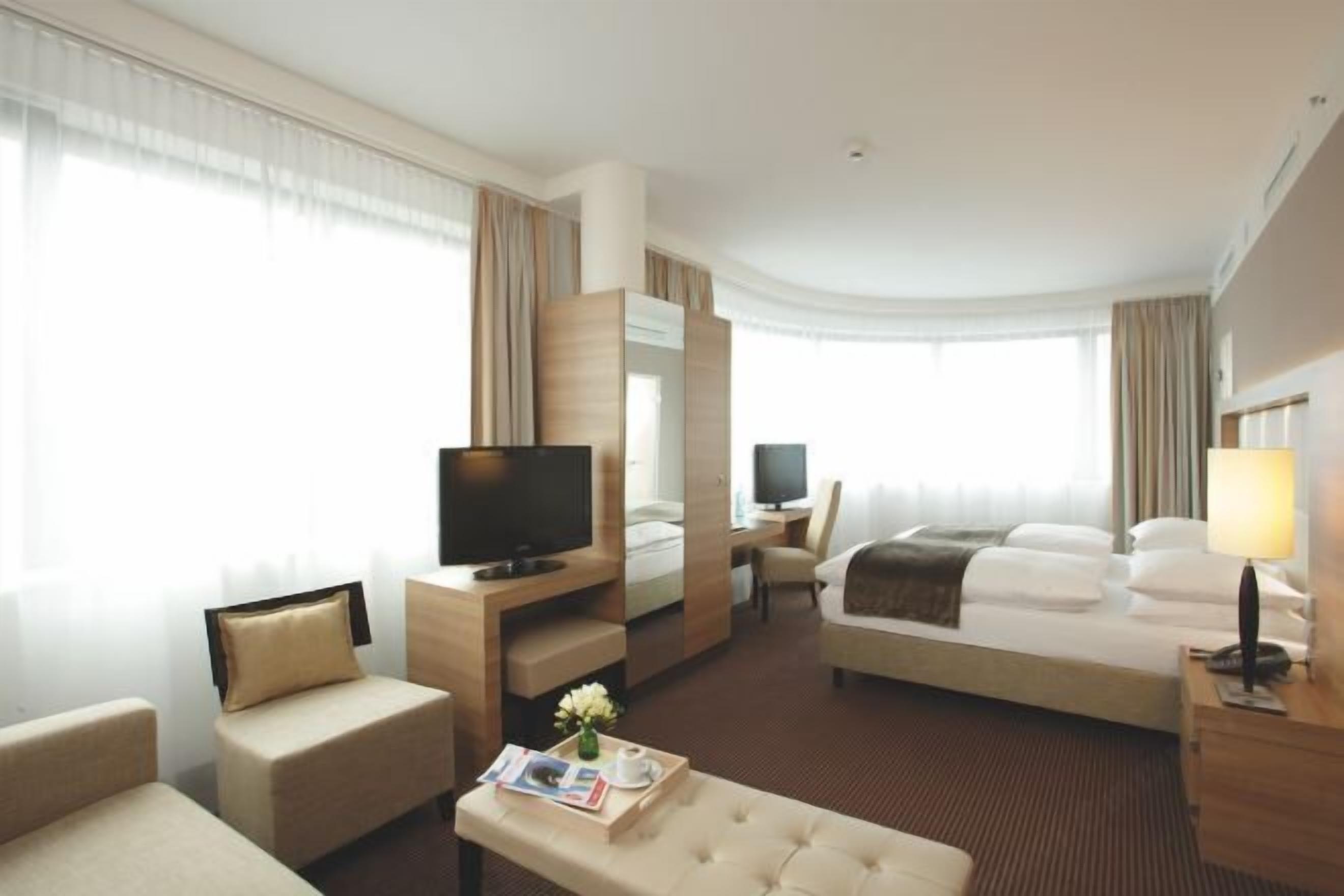 防敏寢具、房內夾萬、書桌、遮光窗簾/窗簾