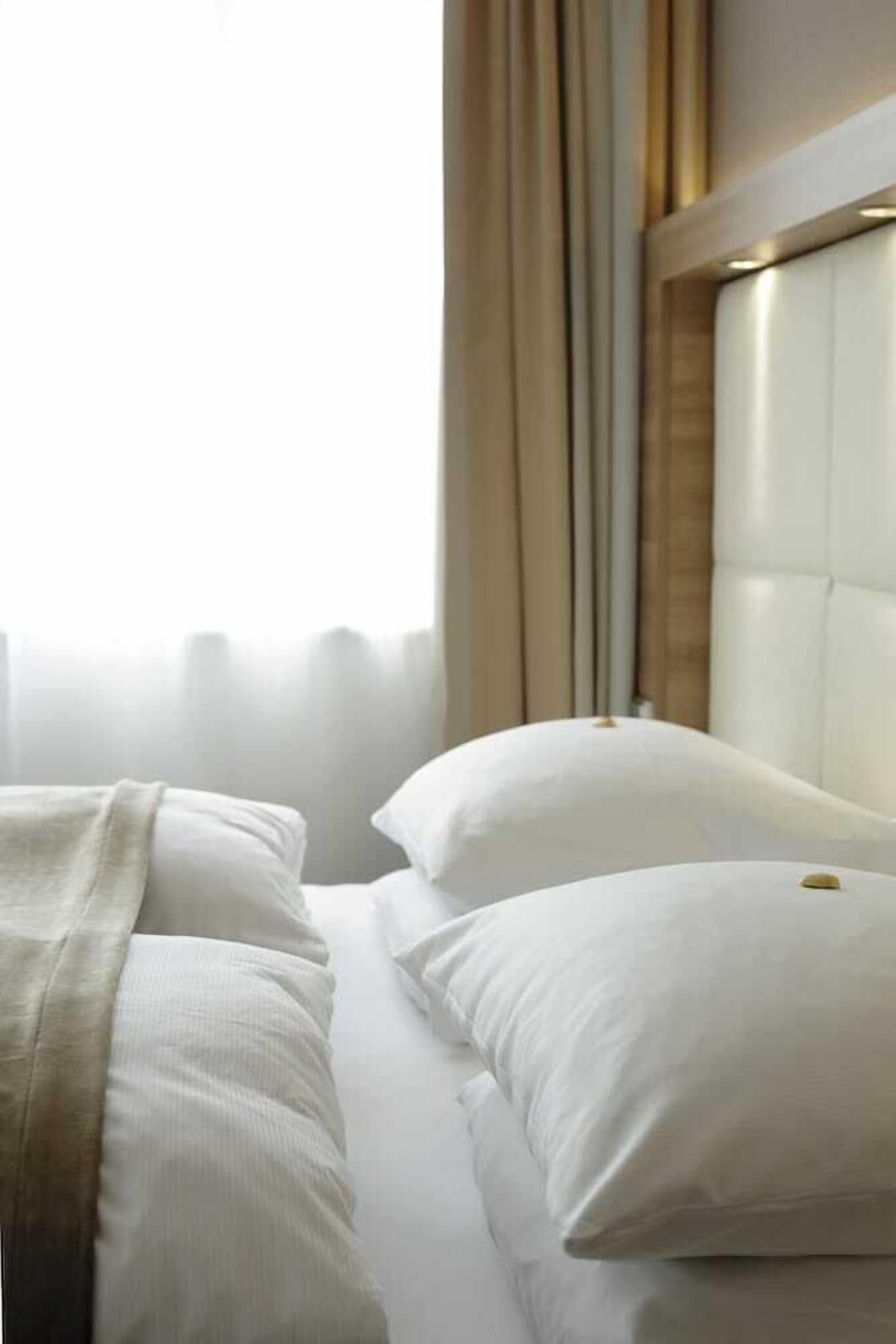 Hypo-allergenic bedding, in-room safe, desk, blackout drapes