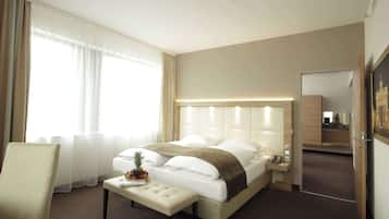 Hypo-allergenic bedding, in-room safe, desk, blackout curtains