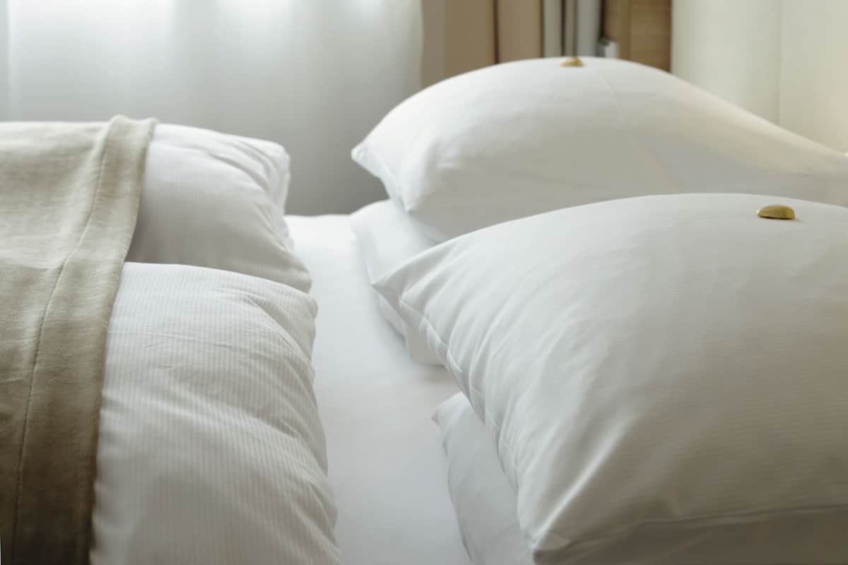 Roupas de cama antialérgicas, cofres nos quartos, escrivaninha