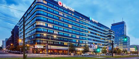 Majoituspaikan julkisivu illalla/yöllä