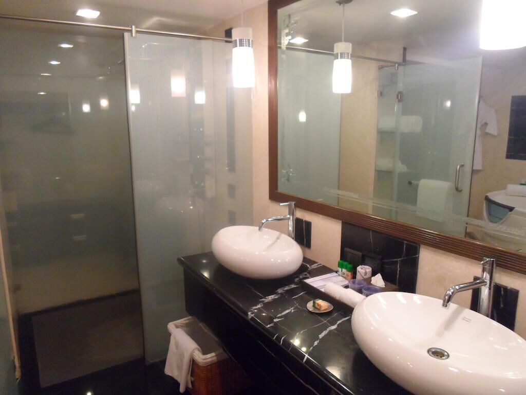 Rainfall showerhead, free toiletries