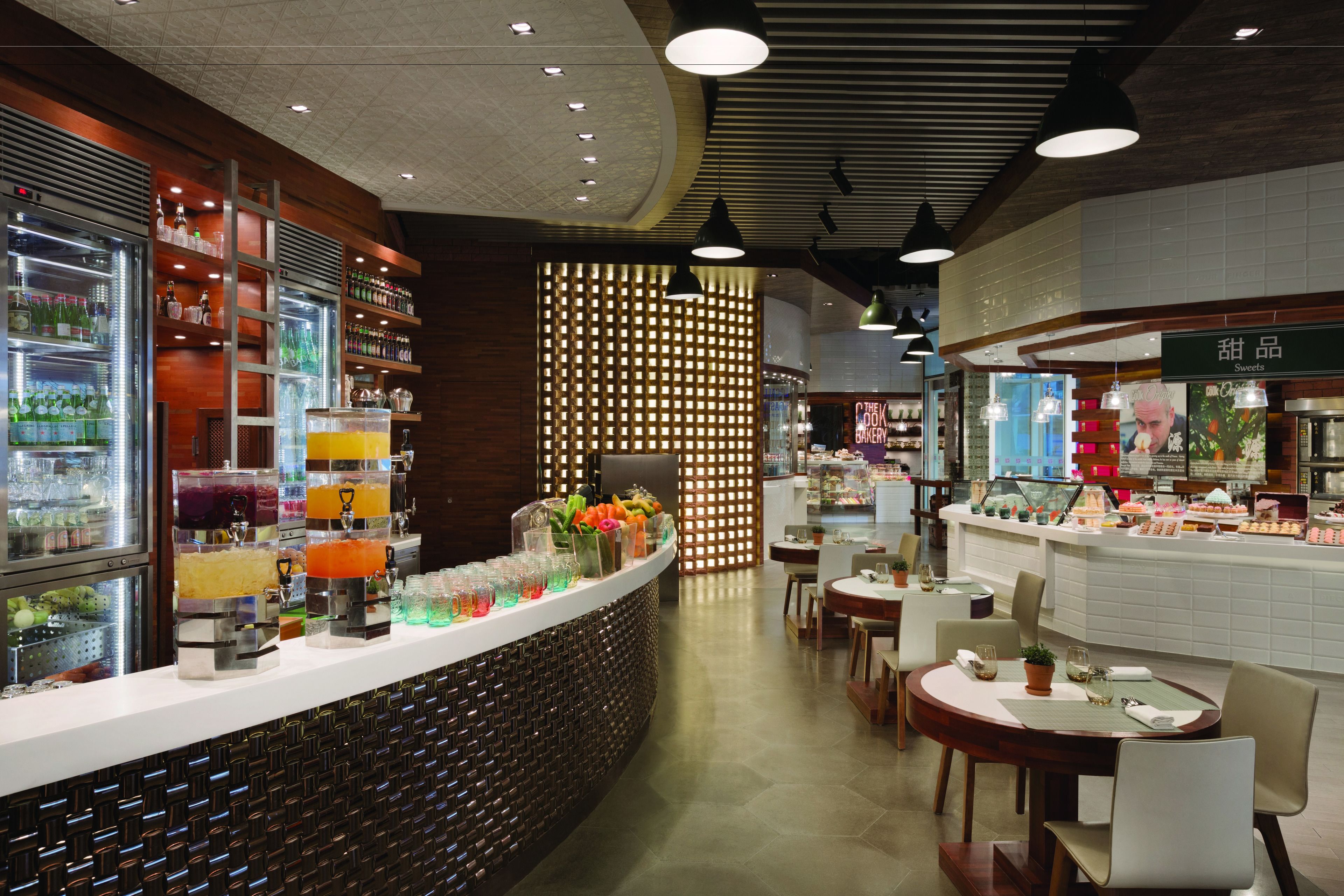 4 restaurants; breakfast, lunch, dinner, and brunch served