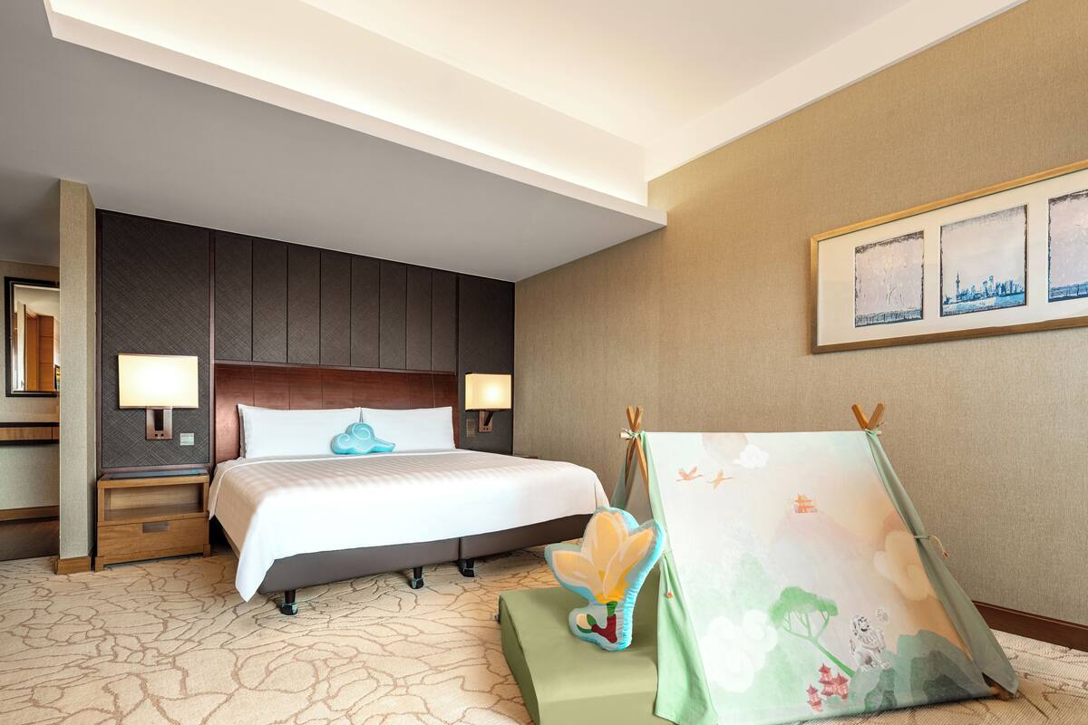 Premium bedding, down duvets, free minibar items, in-room safe