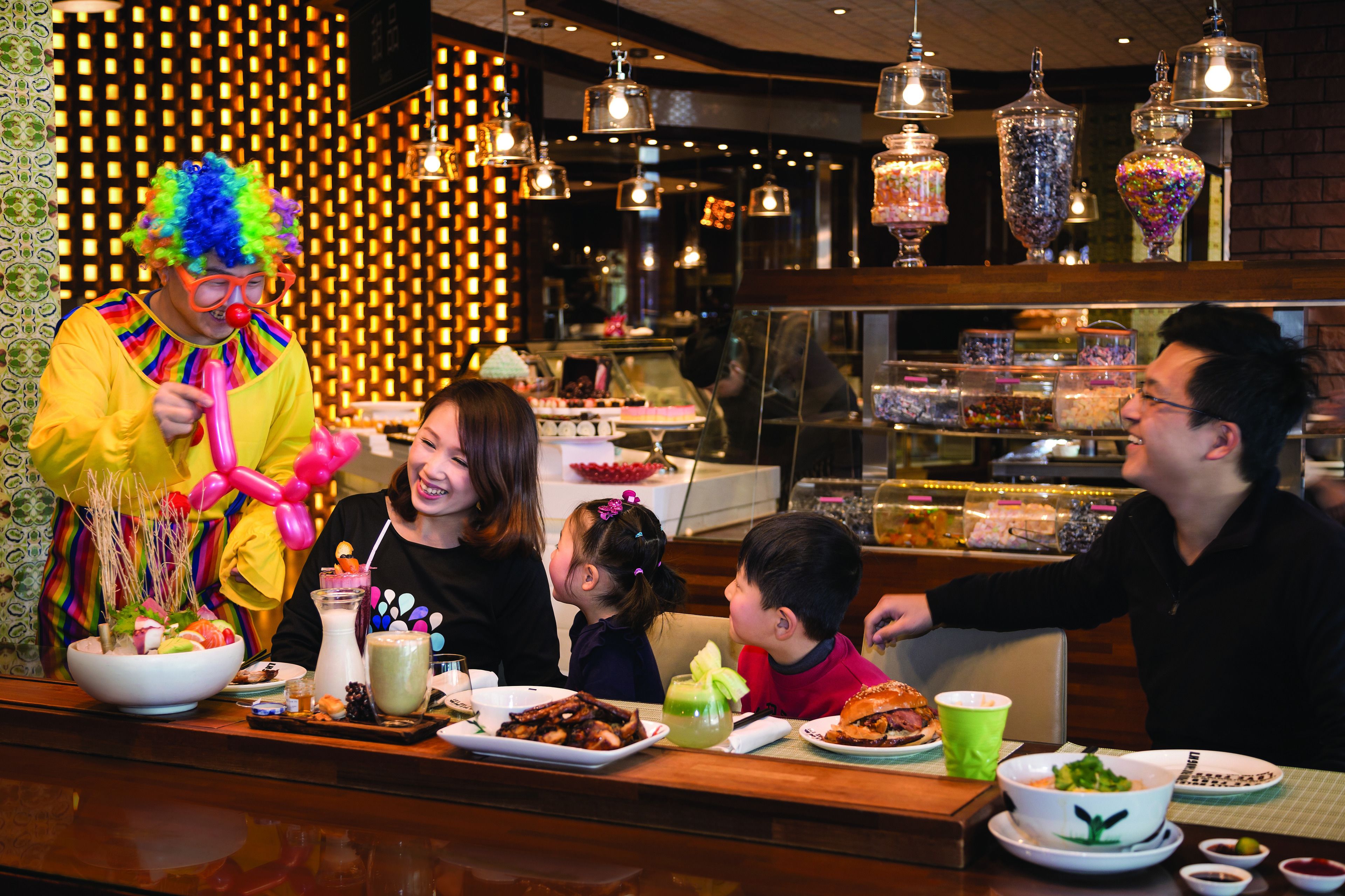 4 restaurants; breakfast, lunch, dinner and brunch served 