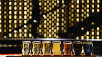 Une rangée de six verres contenant différents liquides colorés, chacun étant étiqueté « Préparation pour la cuisson de la viande », sur un plateau en bois.