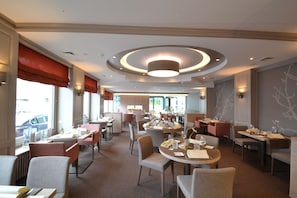 Der serveres frokost og franske retter med udendørs servering
