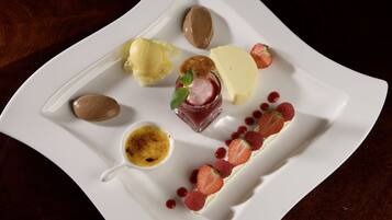 Ein Dessertteller mit Eis, Nüssen und Beeren.