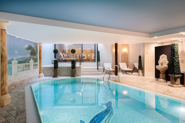 Indendørs pool, åben fra kl. 07.00 til kl. 22.00, liggestole