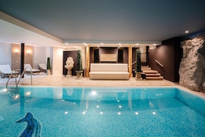 Indoor pool, open 7:00 AM to 10:00 PM, sun loungers - Relax Hotel Restaurant Pip Margraff (Sankt-Vith)