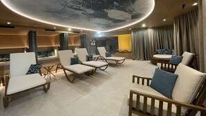 A modern lounge area with seating and a unique ceiling design. - Relax Hotel Restaurant Pip Margraff (Sankt-Vith)