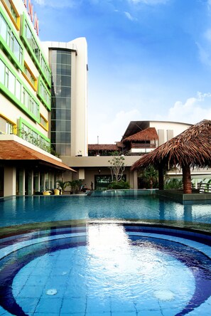 Outdoor pool - Banana Inn And Spa Hotel Bandung (Bandung)