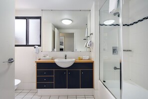 Apartamento, 2 habitaciones | Baño | Ducha, artículos de higiene personal gratuitos y secador de pelo