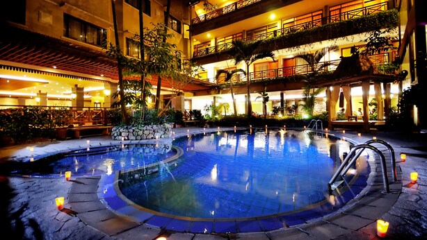 Outdoor pool, sun loungers - Sukajadi Hotel and Gallery (Bandung)