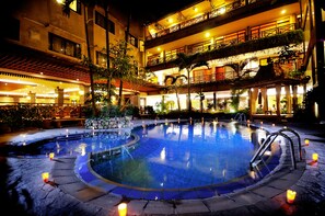 Outdoor pool, sun loungers - Sukajadi Hotel and Gallery (Bandung)