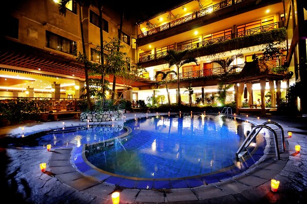 Una piscina al aire libre, tumbonas