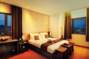 Suite | Brankas, dilengkapi dengan perabotan berbeda-beda, dan meja kerja