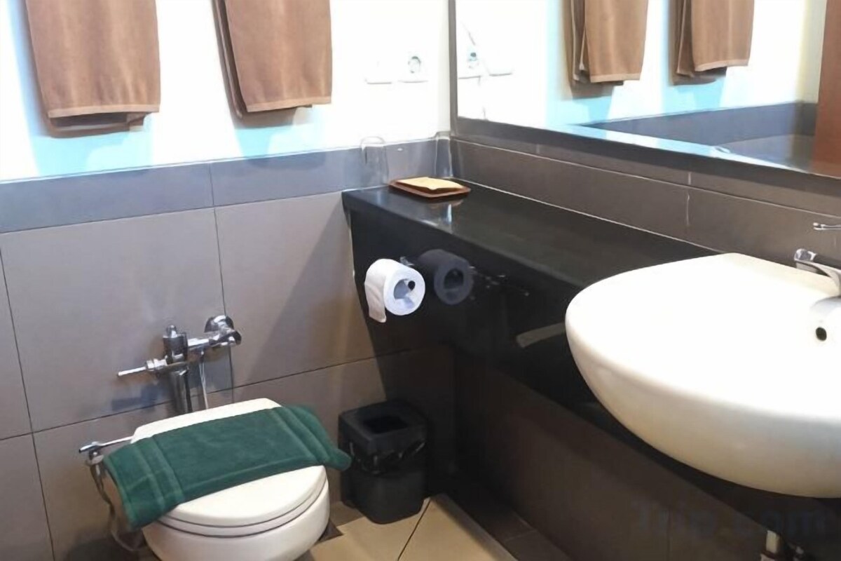 Bathroom | Free toiletries, hair dryer (on request), towels